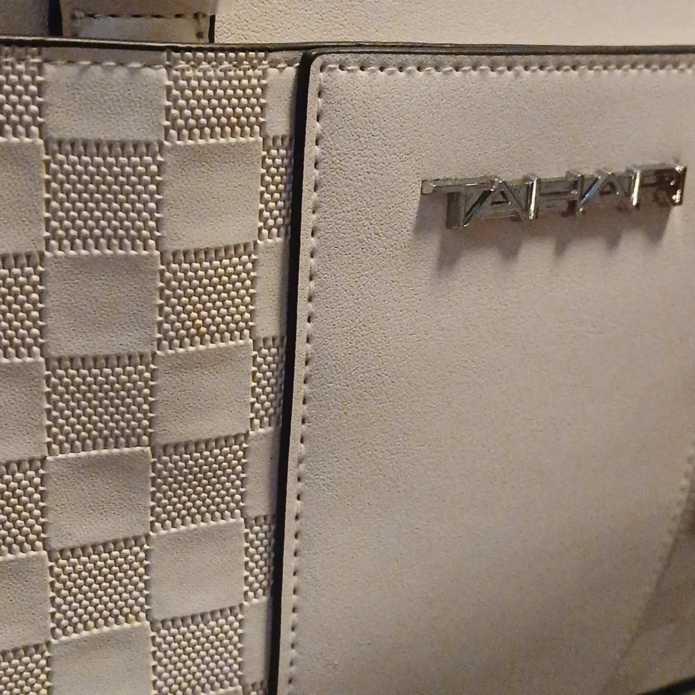 NWT Tahari Ivory Checkered Satchel Crossbody Strap Included - Picture 3 of 8